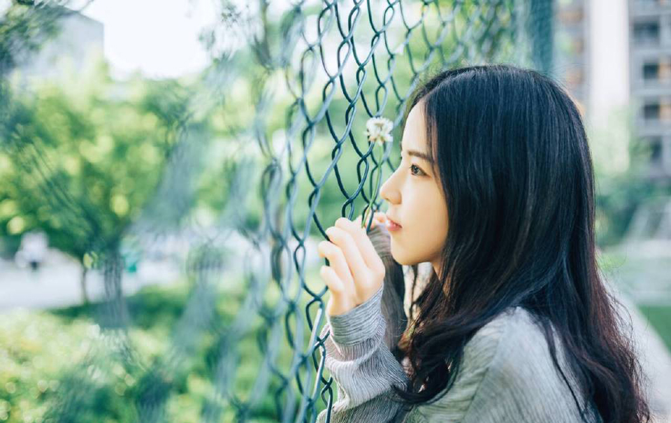 “嗯，这个我记得，叔至还曾问过是否趁机攻入柴桑。”诸葛亮闻言点点头道，言语中也有些无奈，如果换个时机或者局势，那的确是打入江东的一个好机会，至少占据了江夏和柴桑这两处地方，等于是把江东的门户握在手里，江东水军是厉害，但他们完全可以避开水军的弱点，由柴桑走陆路打进江东，可惜眼下的局势不允许，除非有十足的把握能在短时间内把江东给收拾了，否则，只会让双方本就已经降到冰点的关系彻底破裂，再也没有转圜的余地。